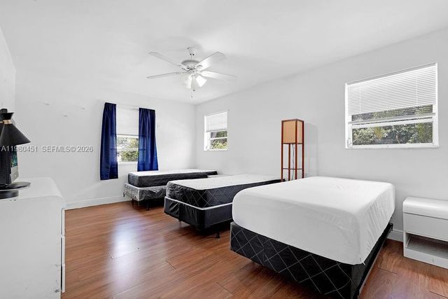 2419 Pierce St ., Hollywood, FL 33020