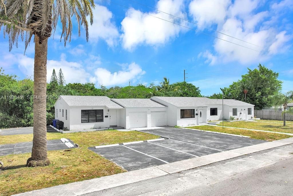 2419 Pierce St ., Hollywood, FL 33020