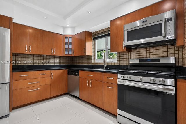 17200 NE 15th Ave, North Miami Beach, FL 33162