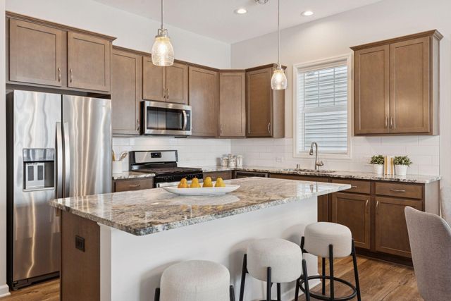 8060 Central Park Way N, Maple Grove, MN 55369