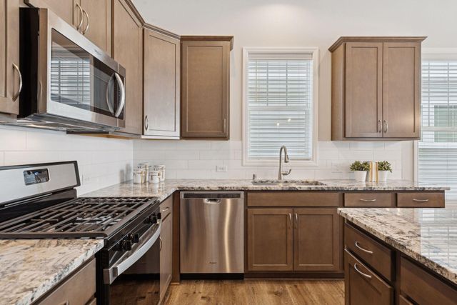 8060 Central Park Way N, Maple Grove, MN 55369