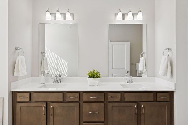 8060 Central Park Way N, Maple Grove, MN 55369