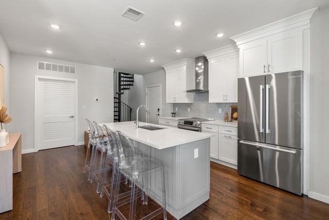 267 Old Colony 605, Boston, MA 02127