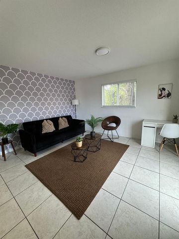 328 NW 12th Ave 8, Miami, FL 33128