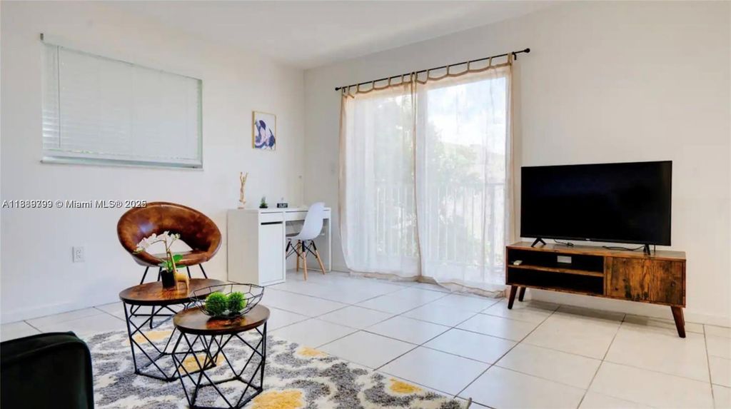 328 NW 12th Ave 8, Miami, FL 33128