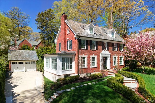 107 Manhasset Woods Road, Manhasset, NY 11030