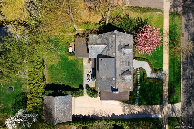 107 Manhasset Woods Road, Manhasset, NY 11030
