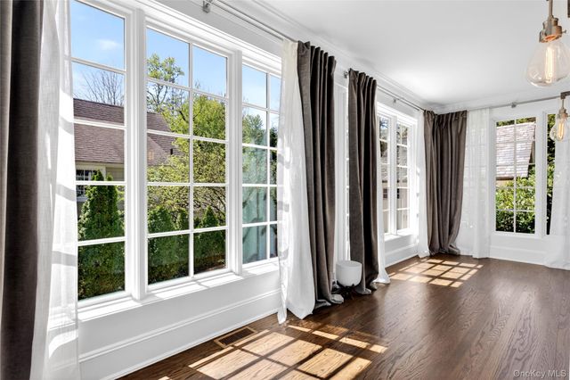 107 Manhasset Woods Road, Manhasset, NY 11030