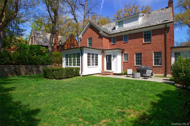 107 Manhasset Woods Road, Manhasset, NY 11030