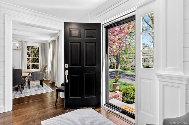 107 Manhasset Woods Road, Manhasset, NY 11030
