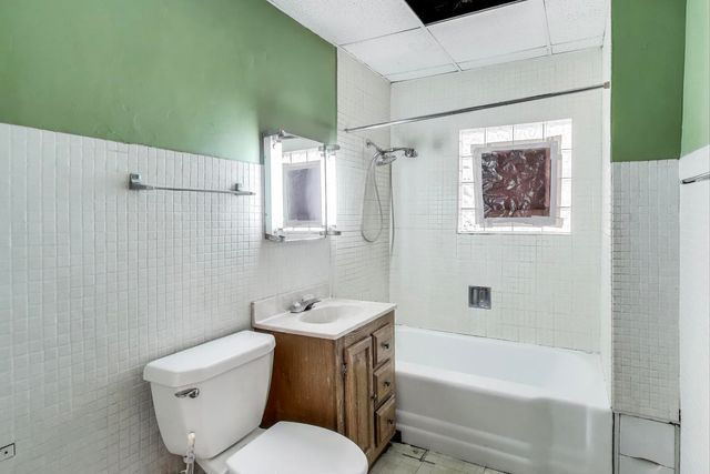 5037 W SUNNYSIDE Avenue, Chicago, IL 60630