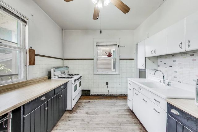 5037 W SUNNYSIDE Avenue, Chicago, IL 60630