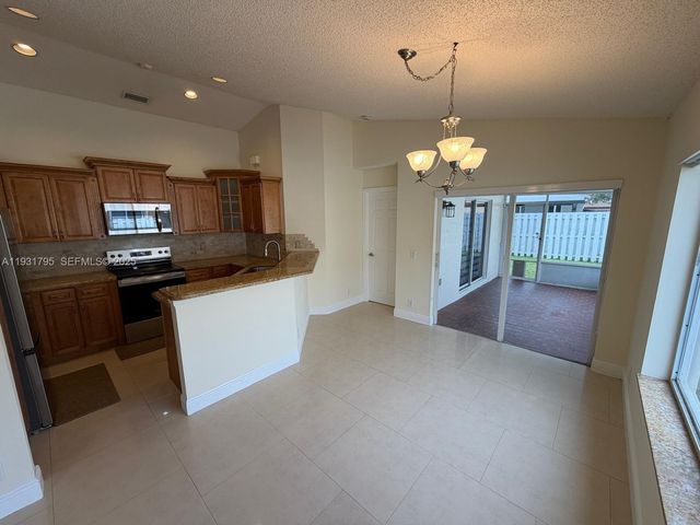1525 Estancia Cir, Weston, FL 33327