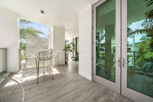 475 E Royal Palm Road 206, Boca Raton, FL 33432