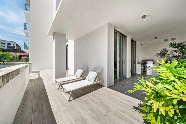 475 E Royal Palm Road 206, Boca Raton, FL 33432