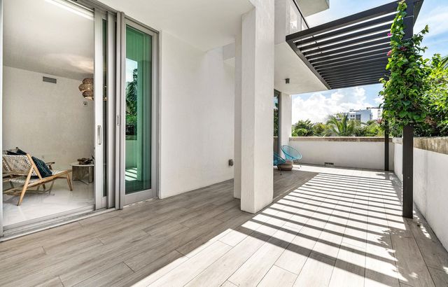 475 E Royal Palm Road 206, Boca Raton, FL 33432