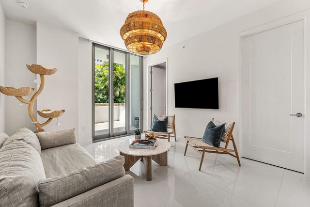 475 E Royal Palm Road 206, Boca Raton, FL 33432