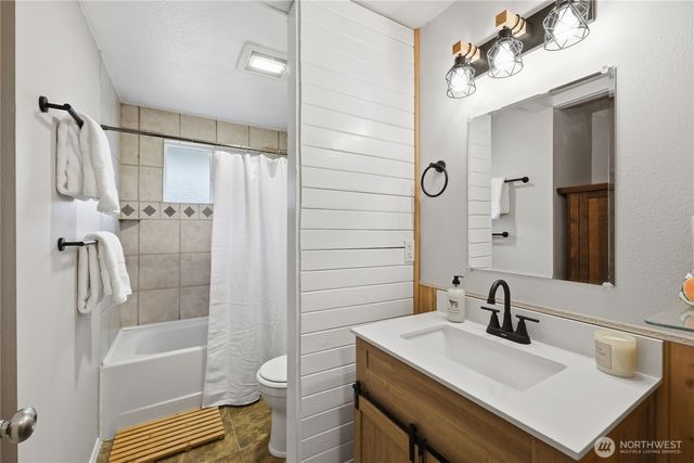 3050 NE Sawdust Hill Road, Poulsbo, WA 98370