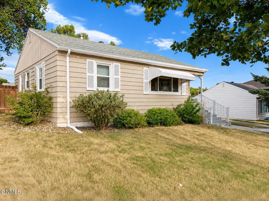 1715 6th Street N, Bismarck, ND 58501 photo 2