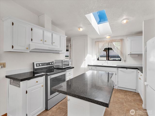 17235 119th Avenue NE, Bothell, WA 98011