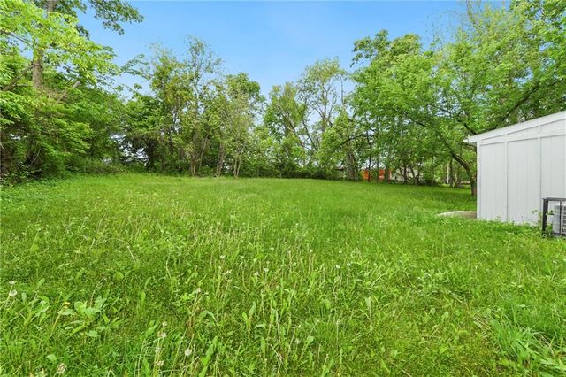 405 S BELLEMERE Road, Blue Springs, MO 64015