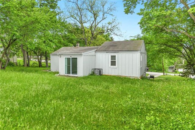 405 S BELLEMERE Road, Blue Springs, MO 64015