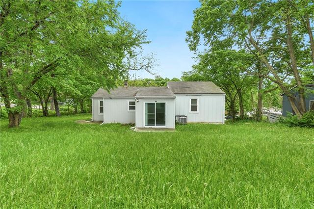 405 S BELLEMERE Road, Blue Springs, MO 64015