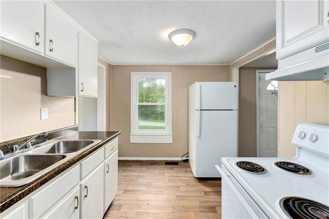 405 S BELLEMERE Road, Blue Springs, MO 64015