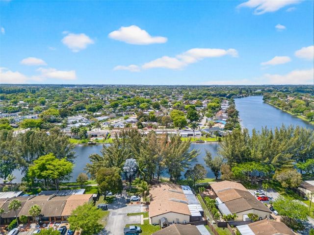 10351 Juniper Ct, Pembroke Pines, FL 33026