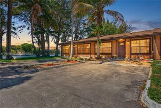 10351 Juniper Ct, Pembroke Pines, FL 33026