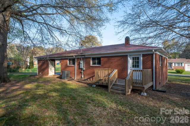 3502 1st Avenue Circle NW, Hickory, NC 28601