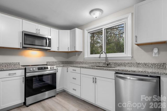 3502 1st Avenue Circle NW, Hickory, NC 28601