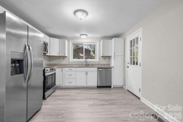 3502 1st Avenue Circle NW, Hickory, NC 28601