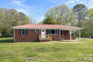 3502 1st Avenue Circle NW, Hickory, NC 28601
