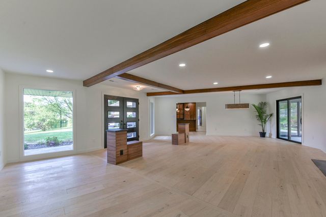 2274 S Edgewater Drive, Springfield, MO 65804