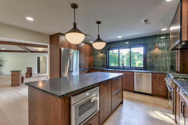 2274 S Edgewater Drive, Springfield, MO 65804