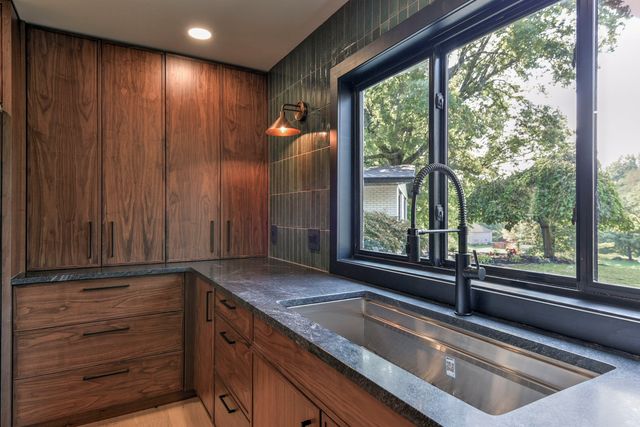 2274 S Edgewater Drive, Springfield, MO 65804