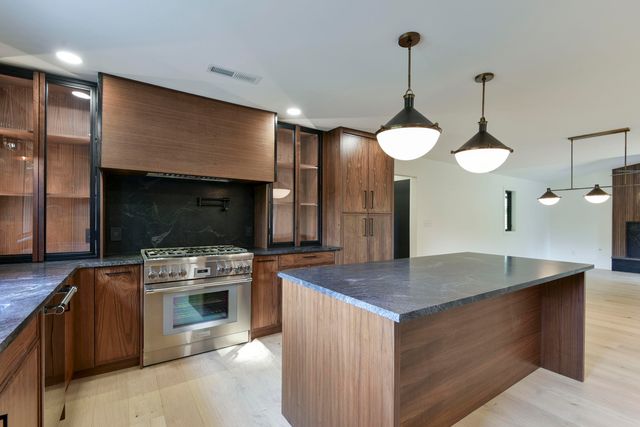 2274 S Edgewater Drive, Springfield, MO 65804