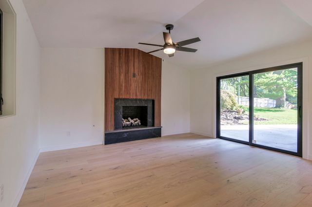 2274 S Edgewater Drive, Springfield, MO 65804