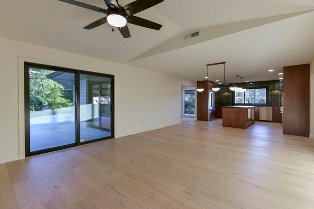 2274 S Edgewater Drive, Springfield, MO 65804