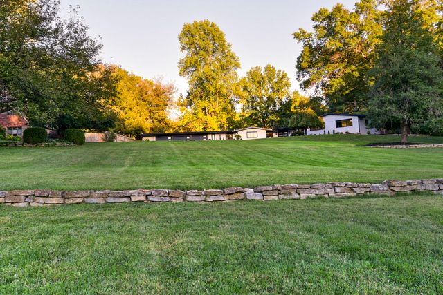 2274 S Edgewater Drive, Springfield, MO 65804