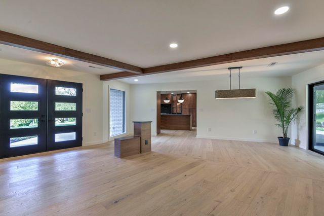 2274 S Edgewater Drive, Springfield, MO 65804