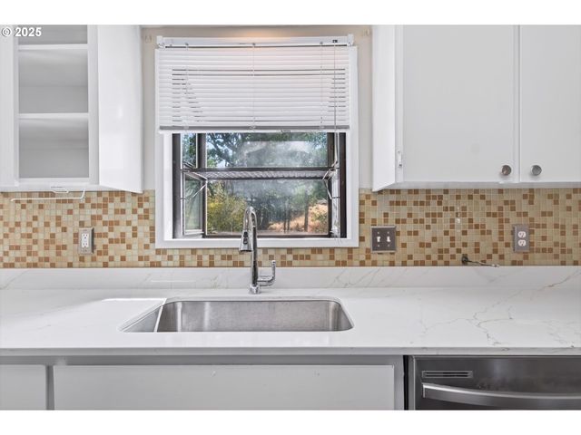 404 N 8TH St, St Helens, OR 97051