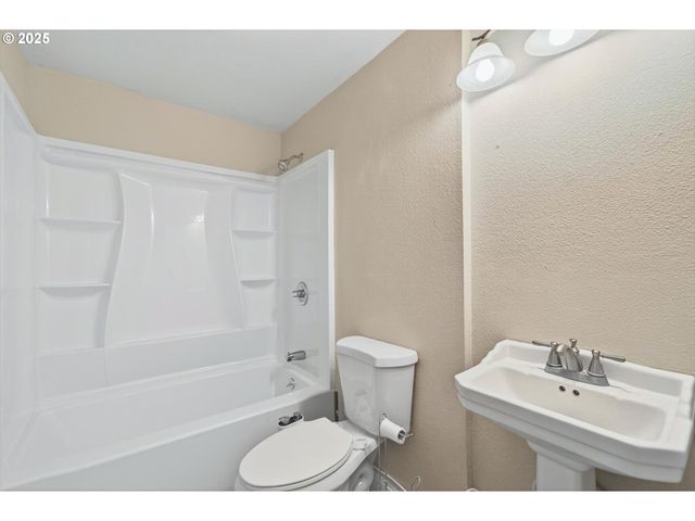 404 N 8TH St, St Helens, OR 97051
