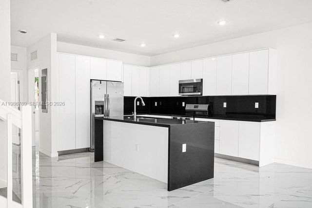 22431 SW 125 ave 19A, Miami, FL 33170