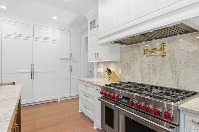 2 Ashley Court, Northport, NY 11768