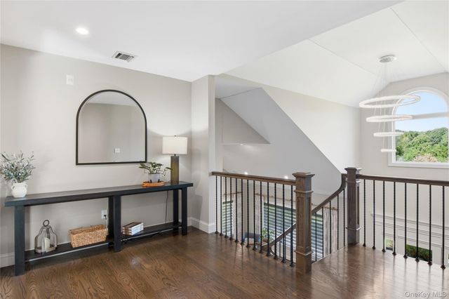 2 Ashley Court, Northport, NY 11768