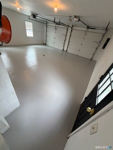 34 Lindencrest Drive, Danbury, CT 06811