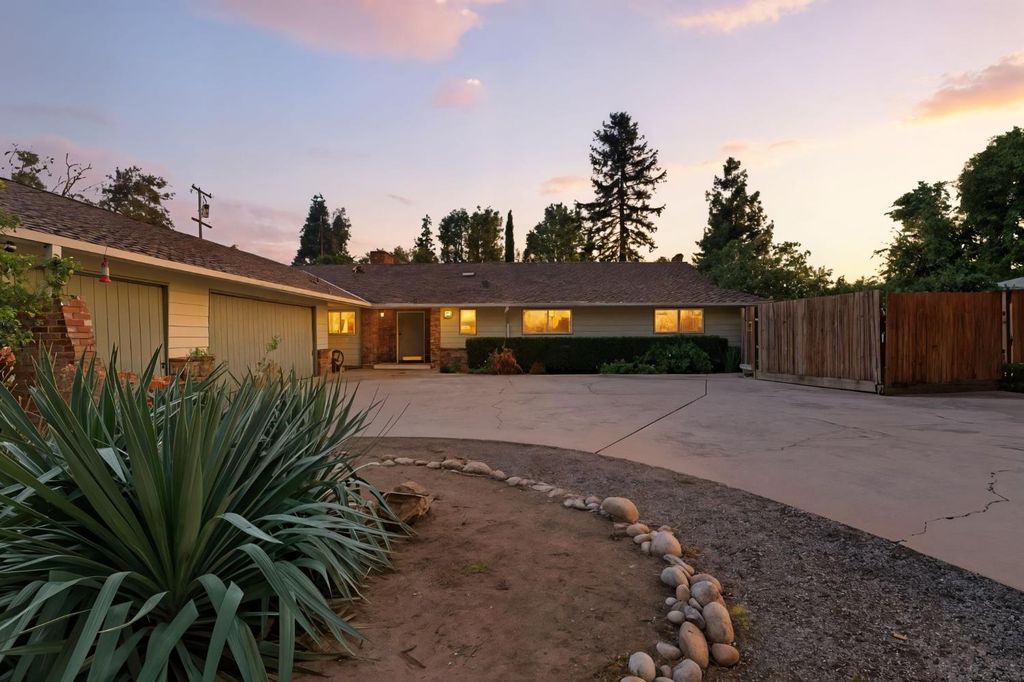 6385 E Lowe Avenue, Fresno, CA 93727