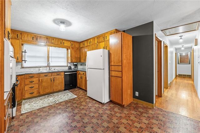 909 E Lexington Avenue, Independence, MO 64050